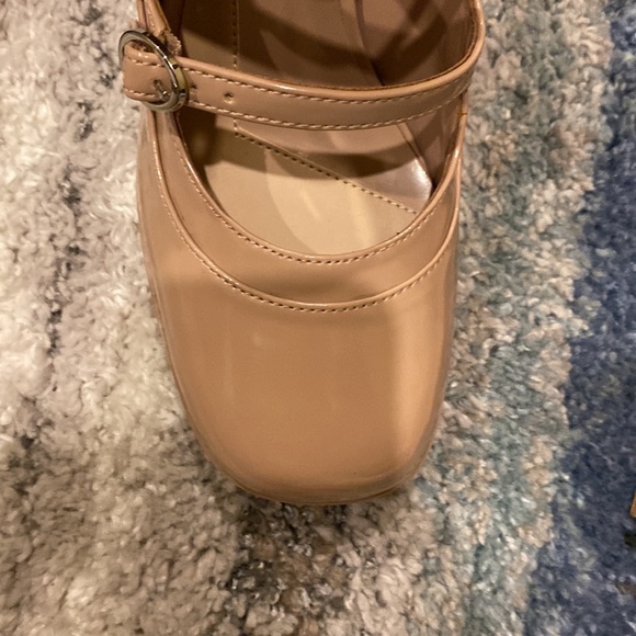 GB high heeled NEW, taupe, sz 8.5 patent shoes with 4 straps and zipper in back - Picture 7 of 14